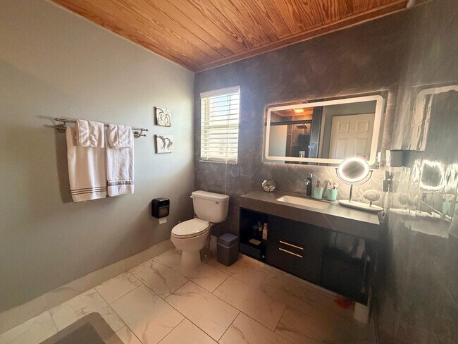 Building Photo - 1902 SW Aladdin St