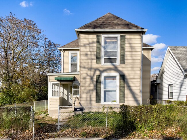 Primary Photo - Downtown Home with fence and nice updates ...