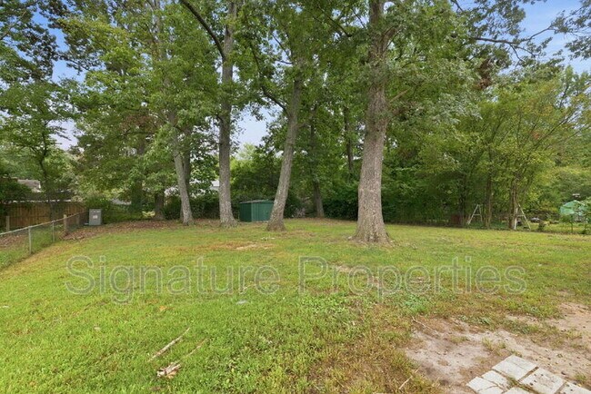Building Photo - 1413 Robindale Rd