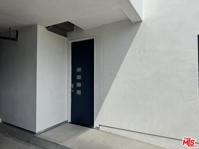 Building Photo - 727 S Gramercy Dr