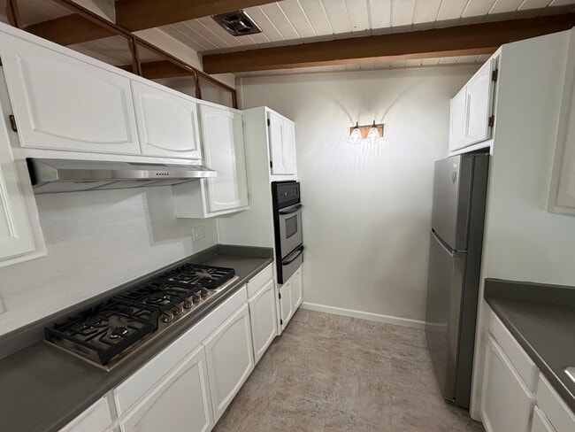 Building Photo - Welcome to this stunning 3 bedroom 2 bathroom home located in Fremont