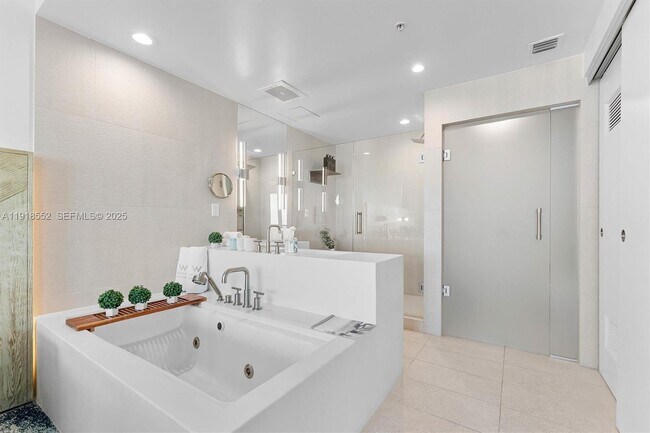 Building Photo - 3101 Bayshore Dr