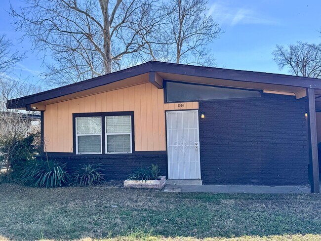 Building Photo - Charming 3-bedroom, 1-bath home featuring an attached carport and a fully fenced backyard—perfect...