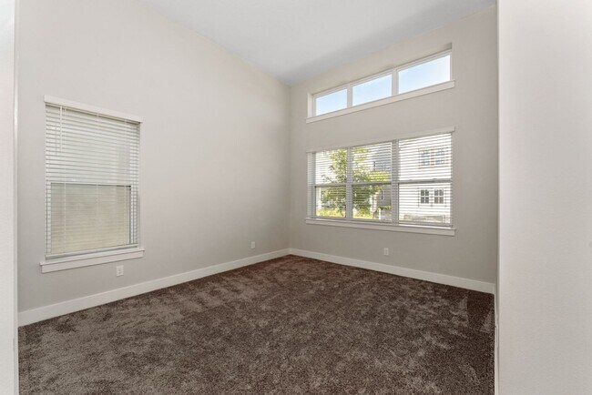 Building Photo - Nice 3/2.5 Bath Home with Bonus Room and 2...
