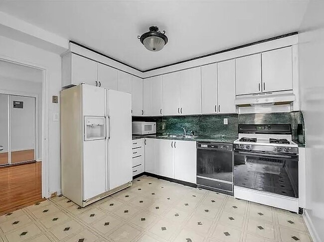 Building Photo - 2 West End Ave