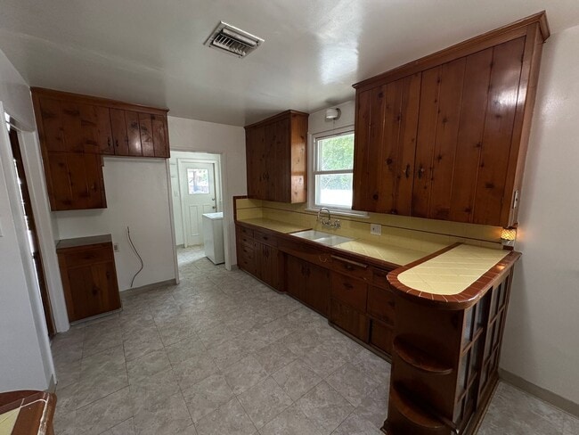 Building Photo - 3 Bed, 2 Bath Home in Lake Balboa