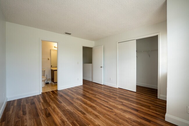 Building Photo - 156 Ivy Ln