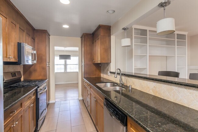 Building Photo - Spacious 3 Bedroom / 2 Bathroom Home in La...