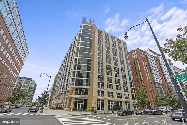 Building Photo - 1025 1st St SE