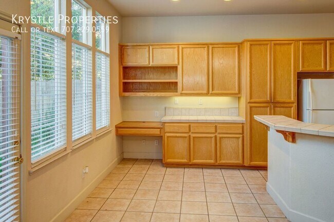 Building Photo - Spectacular property in Vallejo's Gated Ti...