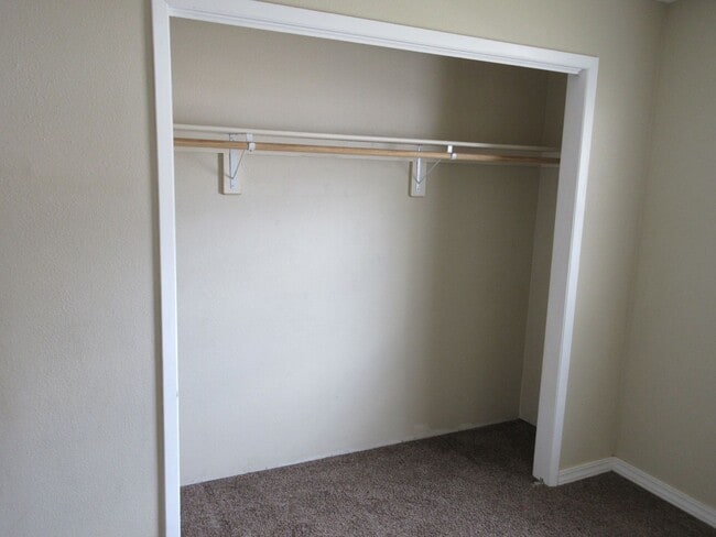 Building Photo - 4 bedroom 3 bathroom w/basement