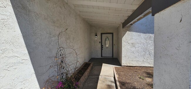 Building Photo - 812 Kinnett Ave
