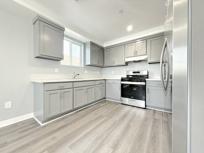 Building Photo - 320 E 55th St