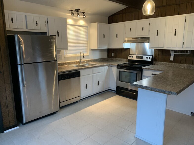Newer Faucet, Newer Lighting, Newer Window, Updated Appliances, Painted Cabinets, Breakfast Bar - 519 E Churchwell Ave