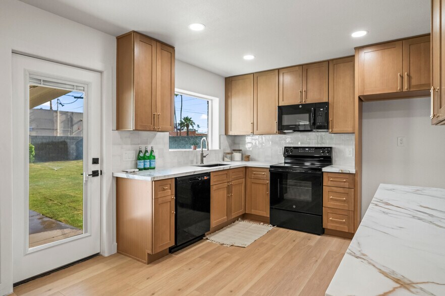 Fully remodeled kitchen. All appliances brand new - 2225 E Monterosa St
