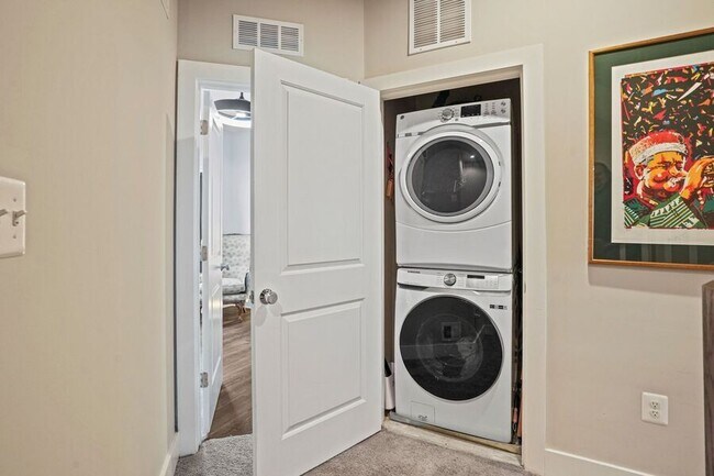 Building Photo - 820 Fern Pl NW