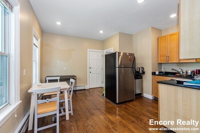 Building Photo - 1566 Tremont St