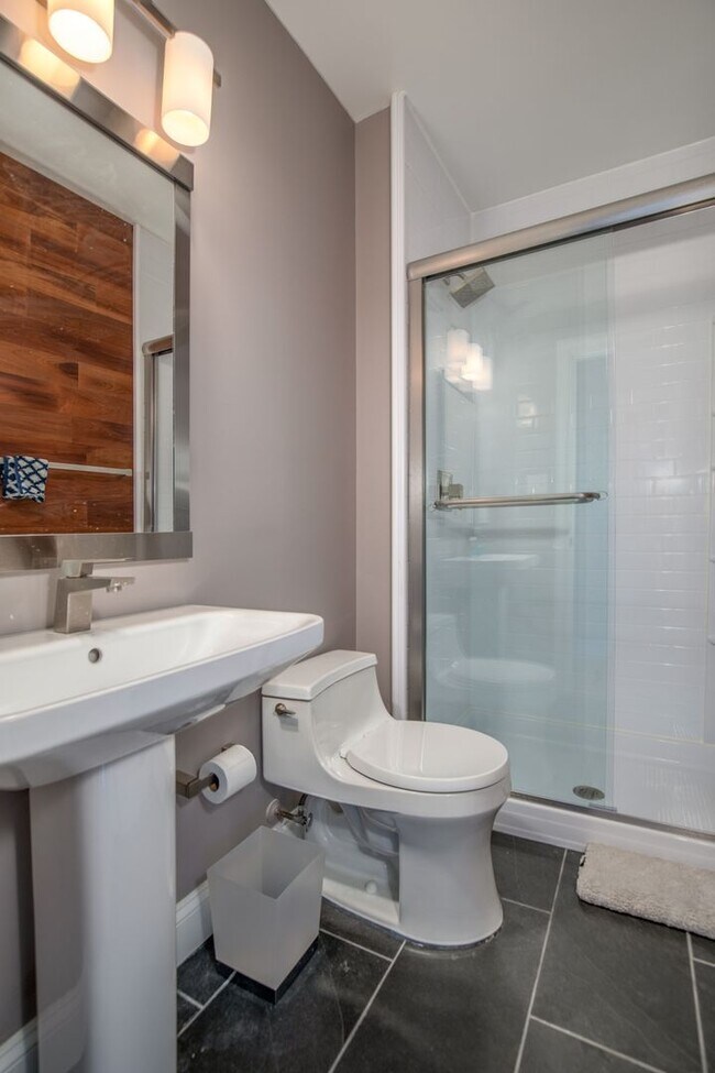 Building Photo - Beautiful Clayton Condo