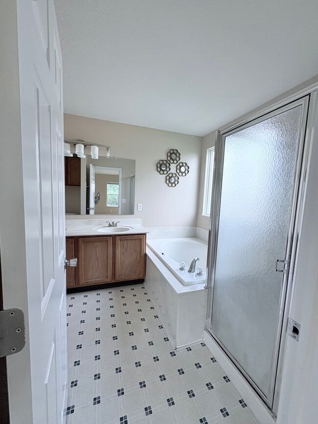 Building Photo - Spacious 4 Bed, 2 Bath Home in Columbus