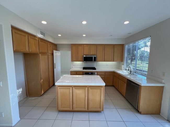 Building Photo - Charming Tustin Ranch Home in Gated Community on Golf Course!