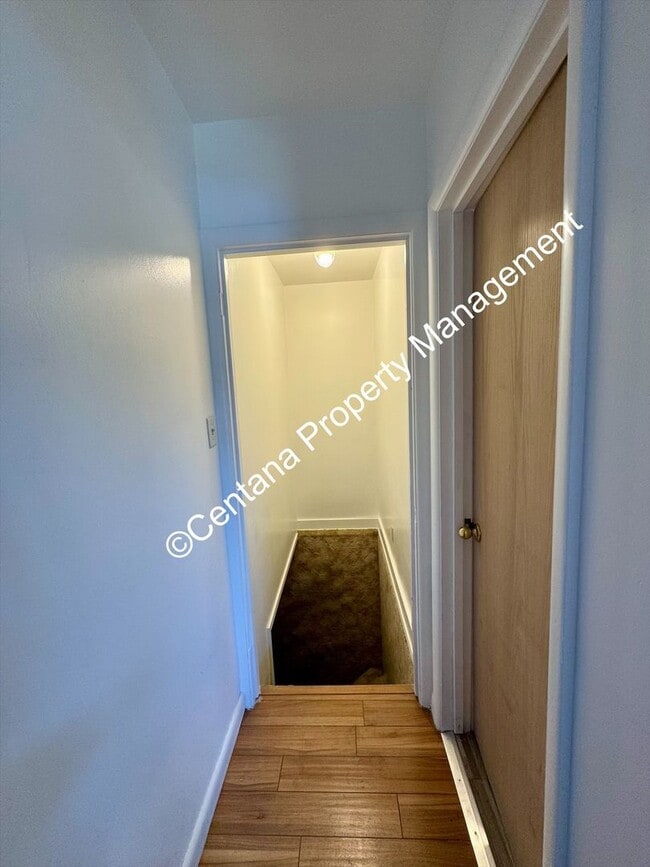 Building Photo - 2 Bedroom House on the Flats with a finish...