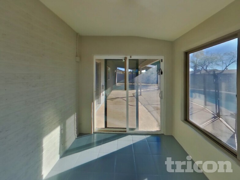 Building Photo - 10717 West Campbell Ave