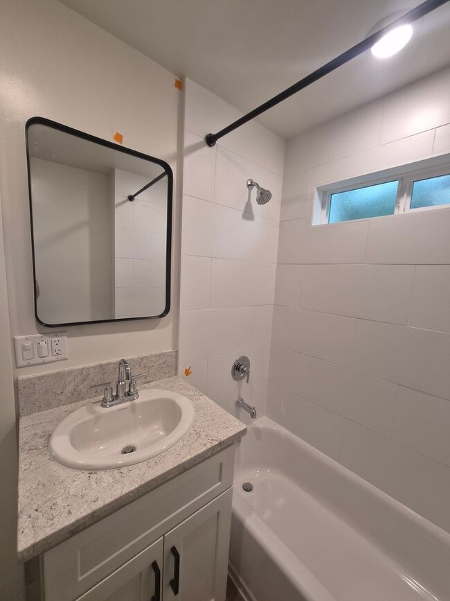 Building Photo - Beautifully Renovated 3 bedroom 2 Bath House