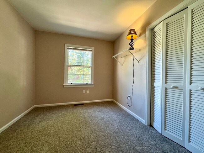 Building Photo - Comfortable Townhome in a Haymarket Square Community