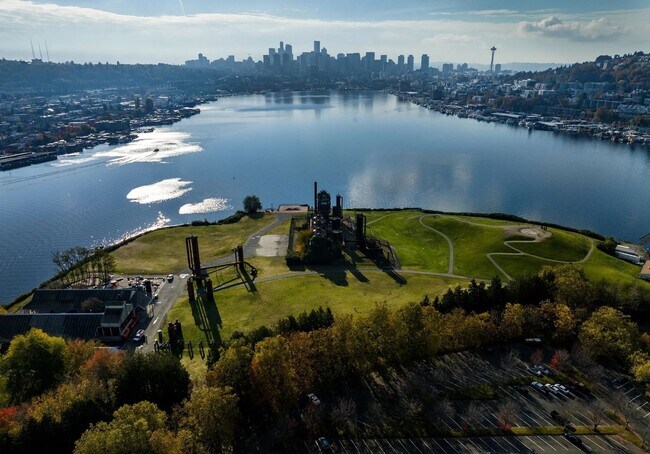 Building Photo - Sola 16