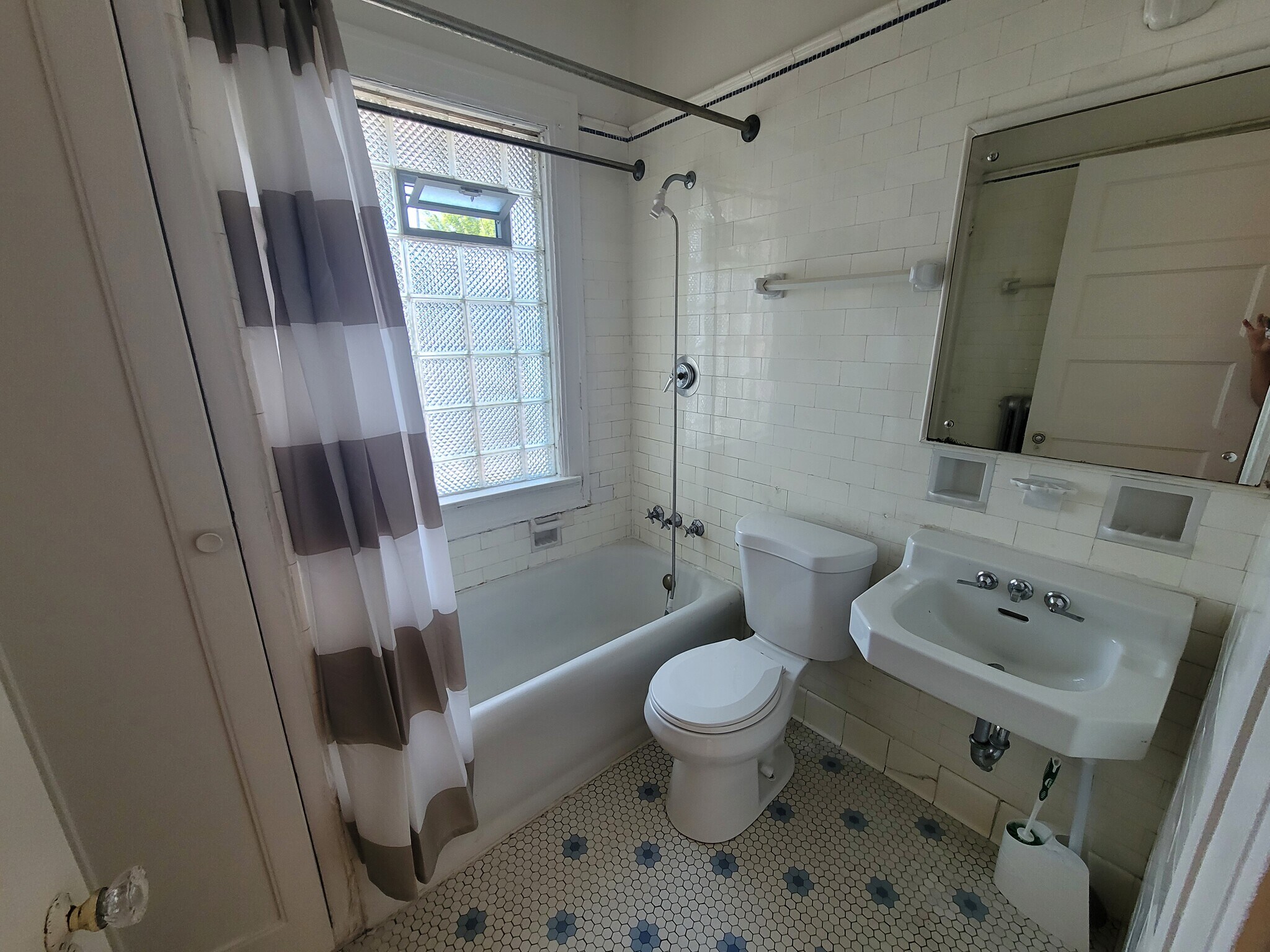 Building Photo - 2541 N Lake Dr