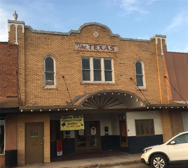 Building Photo - 223 Main St