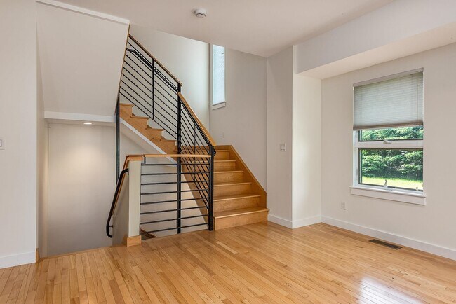 Building Photo - 659 Dennett St
