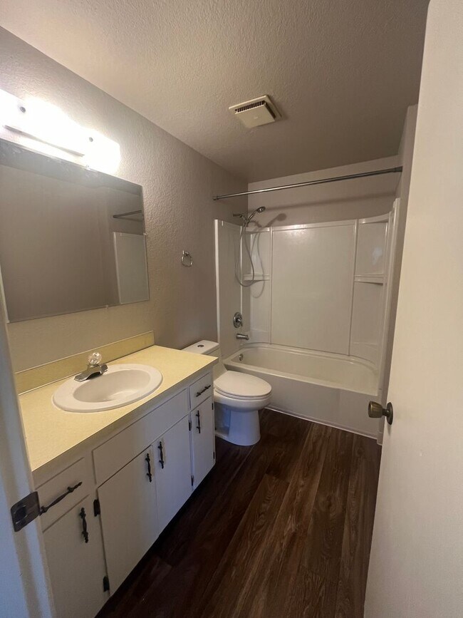 Building Photo - 2-Bedroom 1 1/2-bathroom Townhouse Style Apartment