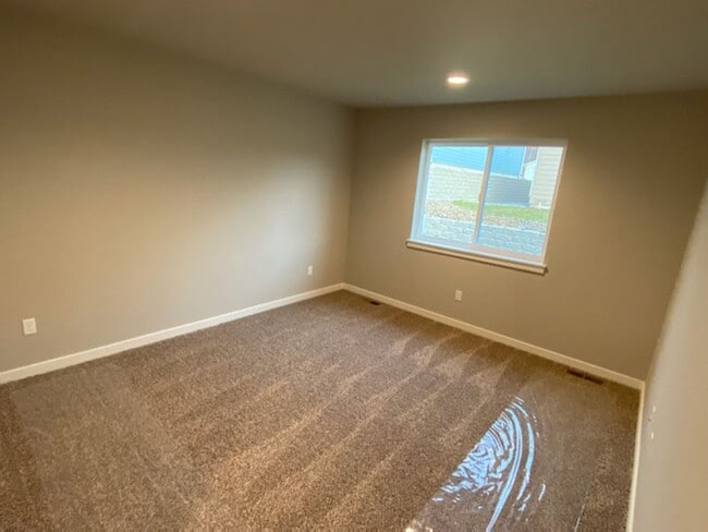 Building Photo - Luxury 3 bedroom, 2 bath home with double garage!