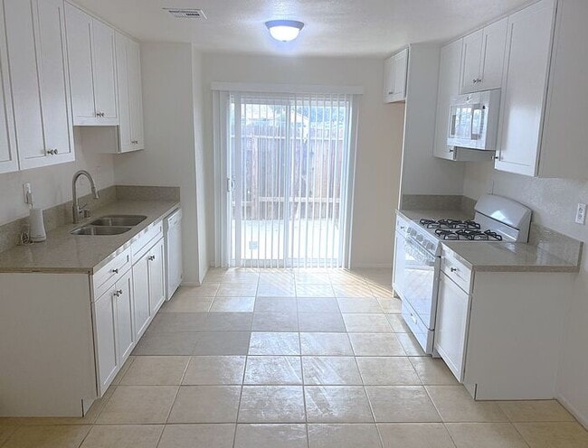 Building Photo - Remodeled Apple Valley 2Bd, 2Ba Apartment