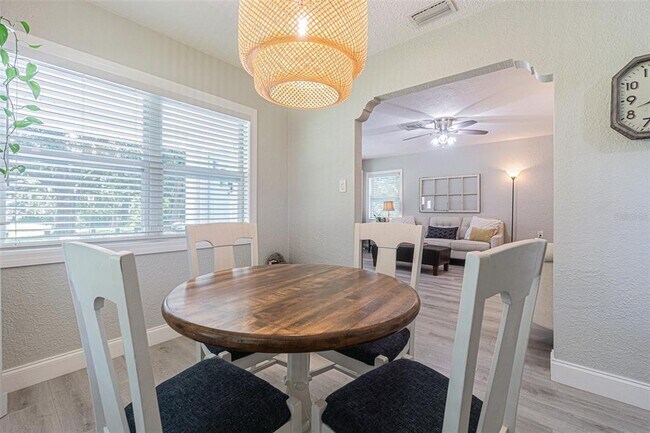 Building Photo - 701 W Henry Ave