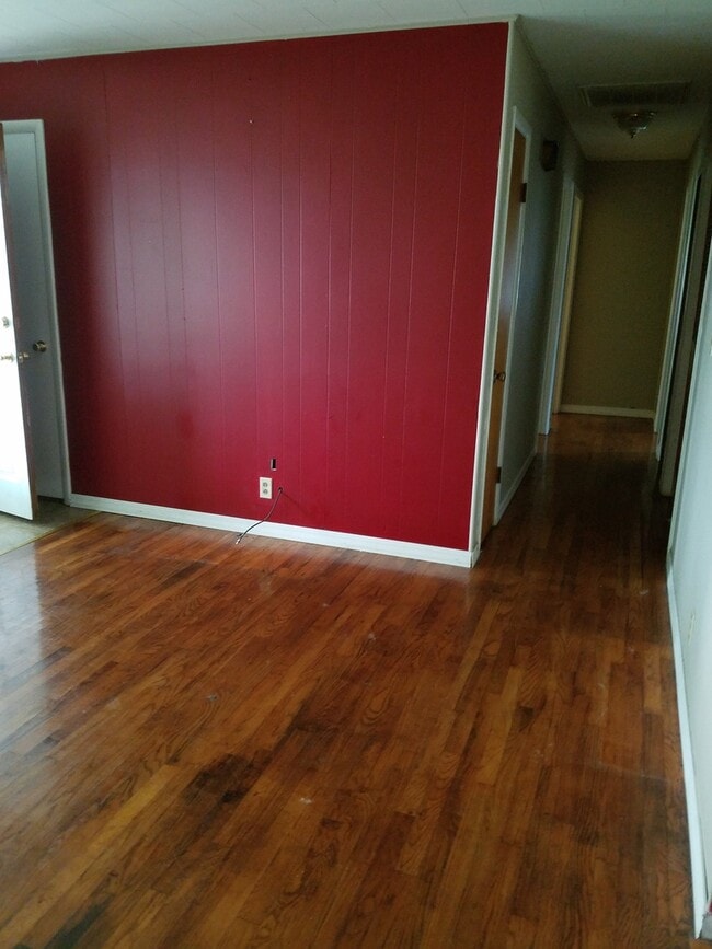 Building Photo - 3bed/1bath in Oakwood