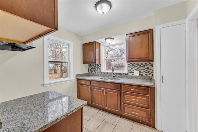 Building Photo - 416 E 255th St