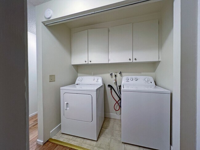 Building Photo - 4 bedroom 2.05 bath rambler on Kent's East...