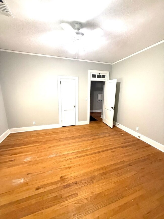 Building Photo - ** 3 bed 2 bath located in Cloverdale ** C...