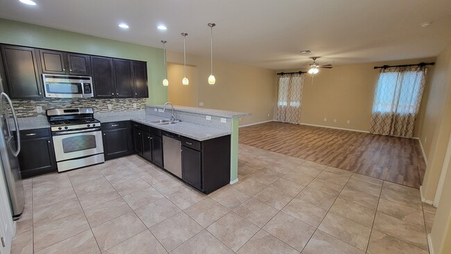 Kitchen, Eat-In Breakfast Bar, Living Room - 3907 S Vineyard Ave