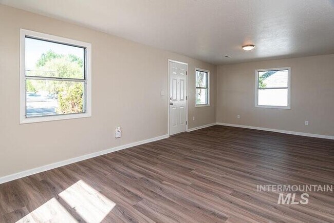 Building Photo - Charming 2 Bed, 1 Bath Single-Family Home ...