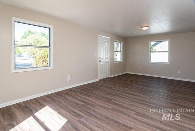 Building Photo - Charming 2 Bed, 1 Bath Single-Family Home with Large Backyard & RV Hookups!