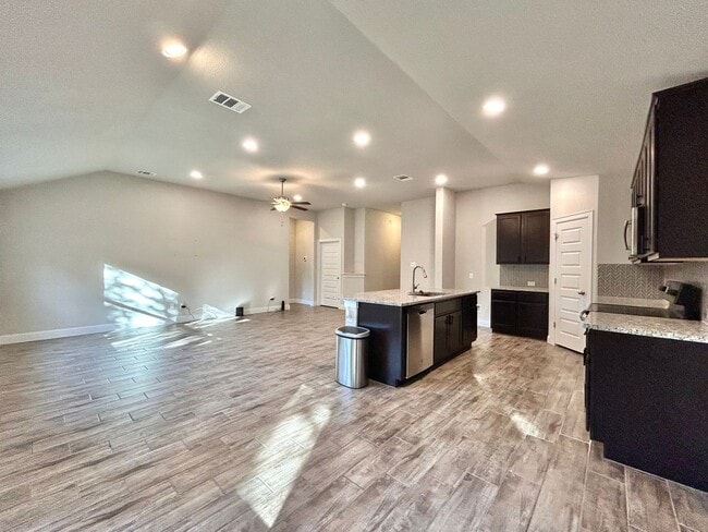 Building Photo - Charming 4/BR 2/BA Home with 2-Car Garage and Private Fenced Backyard