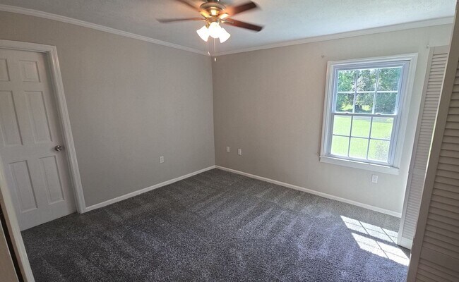 Building Photo - 985 Pineland Ave