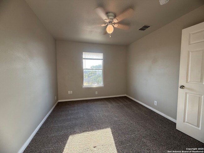 Building Photo - 570 Roadrunner Ave