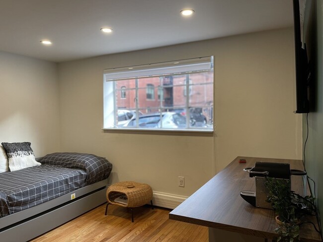 Building Photo - 511 Beacon St