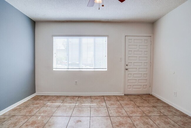 Building Photo - 2425 S Ridgeley Dr