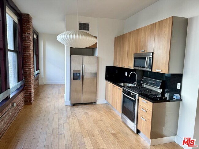 Building Photo - 460 S Spring St