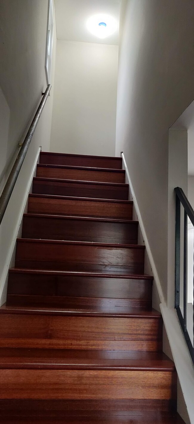 steps to bedrooms - 111 41st St